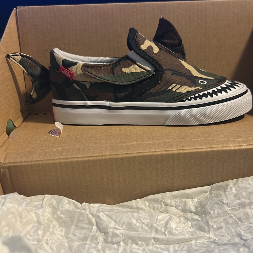 NWT Vans Kids Camo Shark Slip-On Sneakers